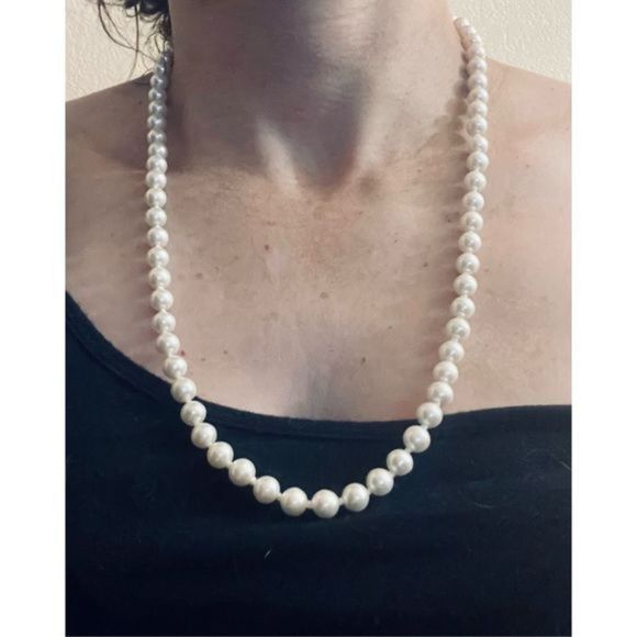 SHIMMERING HAND-CRAFTED WHITE BEAD NECKLACE - Picture 1 of 6